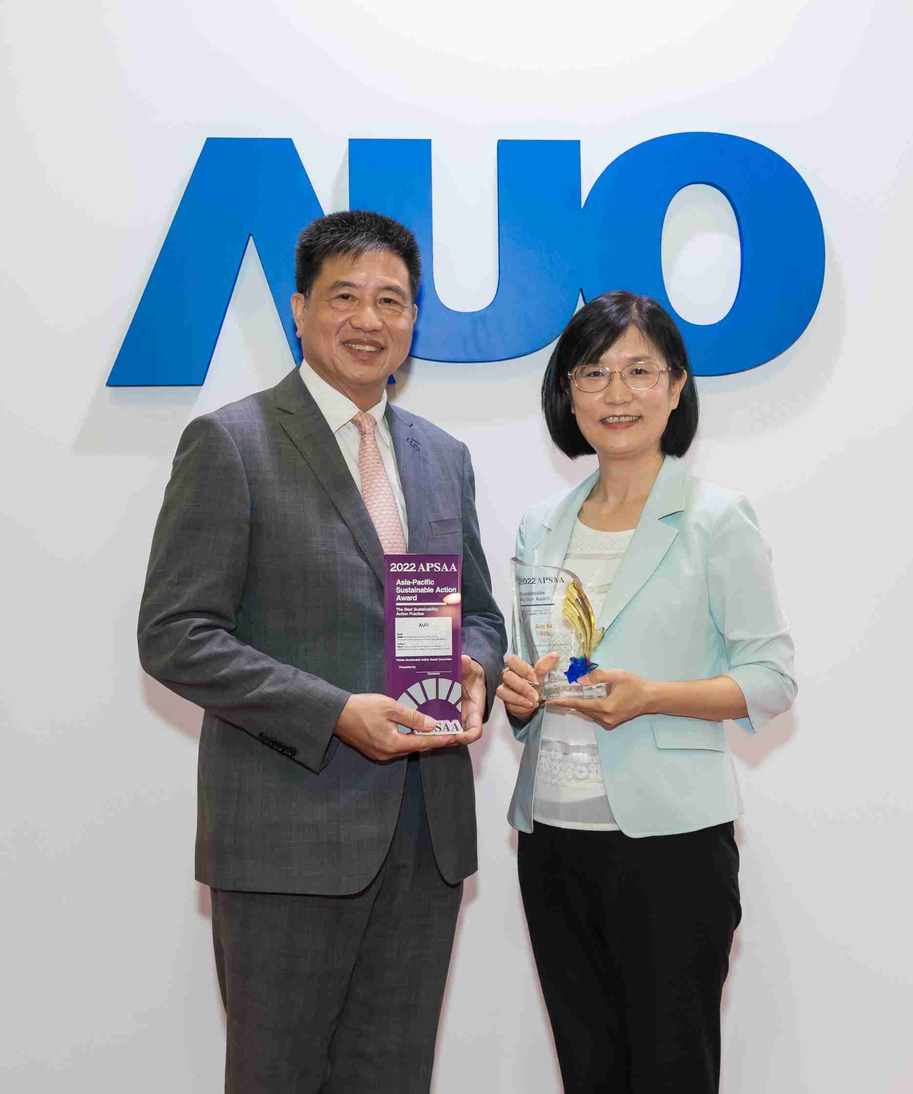 彩神vll长期垫筑永续远景的基石，，，，透过ESG暨气候委员会逐步实践永续策略蓝图。。。其中，，，彩神vll光电永续长古秀华带领团队、、、、制定中长期目标，，缔造多面向亮眼表现，，，，获得「顶尖永续长奖」的个人奖殊荣（左：彩神vll光电董事长暨执行长彭双浪，，右：彩神vll光电永续长古秀华）