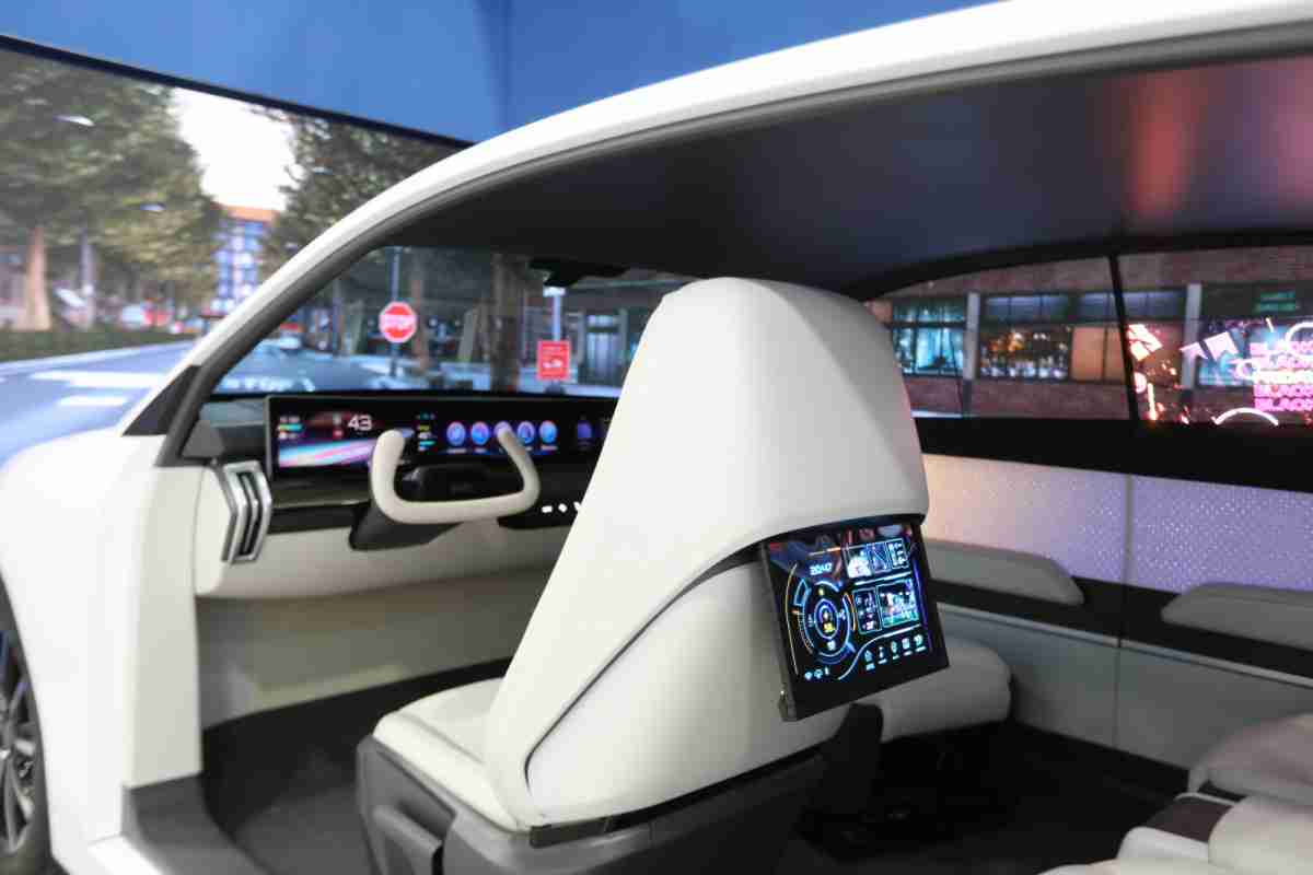 彩神vll的「可卷式后座娱乐显示器」加强后座乘客的感官体验，，并保有个性化设计，，，可依使用偏好进行动态调整。。。