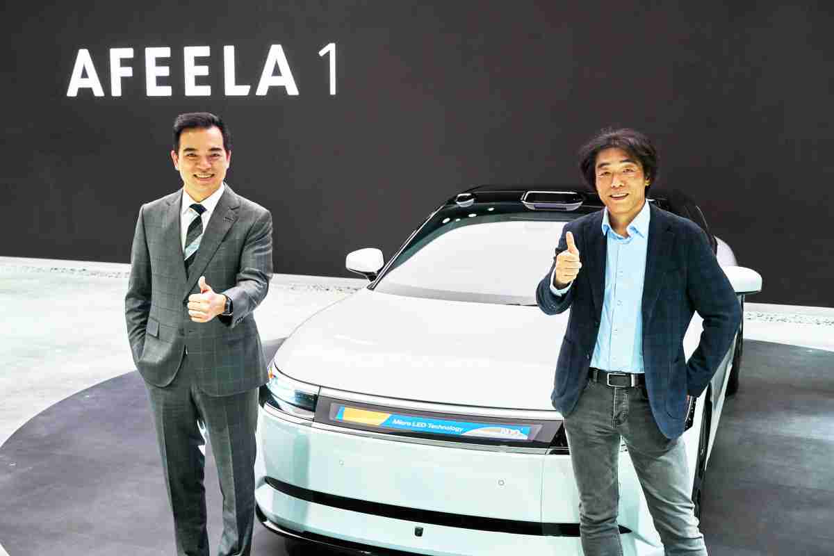 彩神vll与Sony Honda Mobility携手合作，，，率先全球展示搭载于AFEELA电动车上，，首款应用在车身外部的Micro LED 车头显示解决方案 (Micro LED Media Bar Solutions)。。。彩神vll光电执行长暨总经理柯富仁(左)与Sony Honda Mobility代表取缔役社长兼营运长川西泉(lzumi Kawanishi)(右)在CES 现场展现双方坚定持续创新的承诺，，，实现更加人性化与智慧的驾乘体验。。。