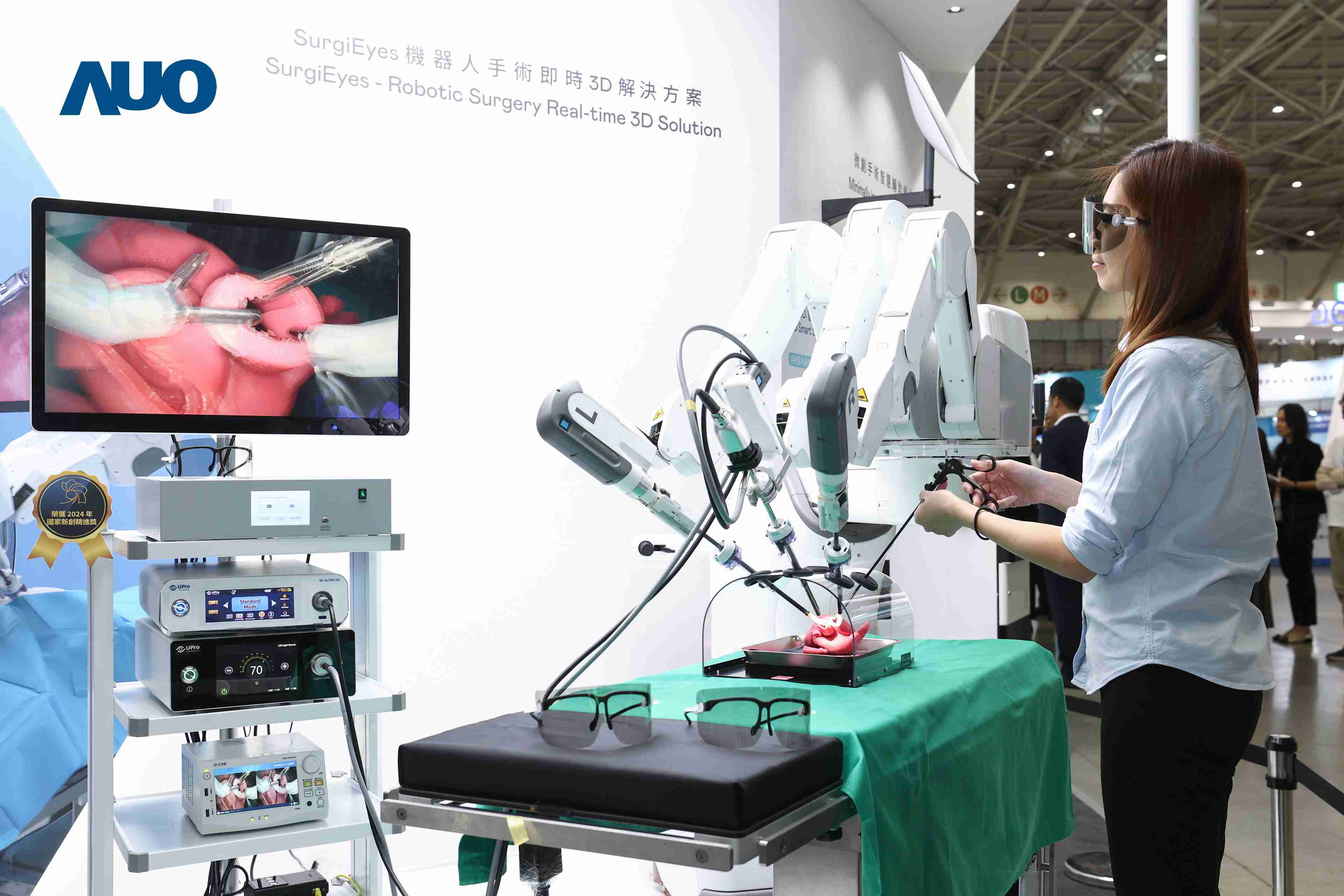 达擎以领先的3D显示技术推出〝SurgiEyes机器人手术实时3D解决方案〞，，整合先进3D图像处理与独家3D垂直宽视角、、广色域的显示技术，，，手术团队可实时同步主刀医师视角看到清晰3D影像，，，，提升沟通效率与安全性。。。